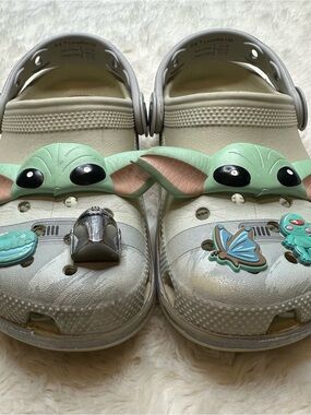Crocs The Child (Grogu) Clog with Charm Accents Beige and Green Size 1